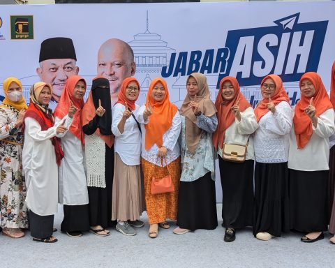 Mpok Nuryuliani (tengah) bersama kader PKS lainnya siap berjuang memenangkan paslon dari partai tersebut. (Istimewa)