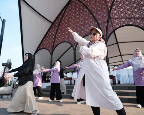 Ketua TP-PKK Kota Depok Elly Farida mengikuti senam sehat bersama warga pada peresmian Taman Albar di Kecamatan Bojongsari. (Istimewa)