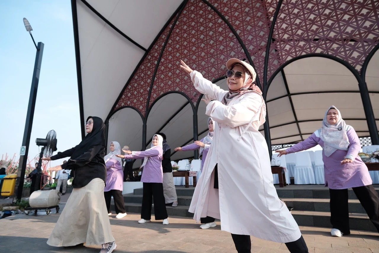 Ketua TP-PKK Kota Depok Elly Farida mengikuti senam sehat bersama warga pada peresmian Taman Albar di Kecamatan Bojongsari. (Istimewa)