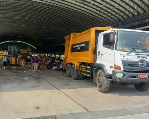 Penurunan sampah dari armada pengangkut DLHK Depok di TPPAS Lulut Nambo. (Istimewa)