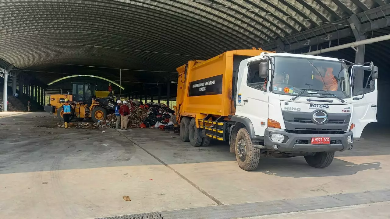 Penurunan sampah dari armada pengangkut DLHK Depok di TPPAS Lulut Nambo. (Istimewa)