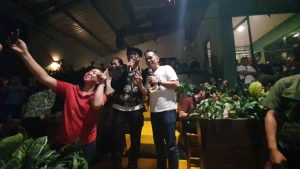 Imam Budi Hartono, Calon Wali Kota Depok saat berdendang di Kafe Bajawa Depok. (istimewa)