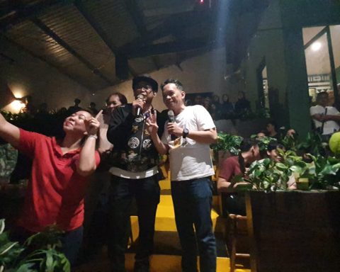 Imam Budi Hartono, Calon Wali Kota Depok saat berdendang di Kafe Bajawa Depok. (istimewa)