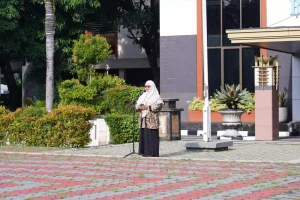 Kepala Disdik Kota Depok Siti Chaerijah Aurijah menjadi pembina Apel Pagi, di Halaman Balai Kota Depok.(Istimewa)