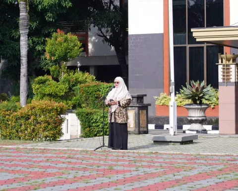 Kepala Disdik Kota Depok Siti Chaerijah Aurijah menjadi pembina Apel Pagi, di Halaman Balai Kota Depok.(Istimewa)