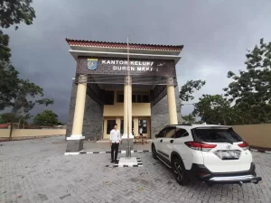 Plt Lurah DUmek, Ari Andriana saat foto didepan kantor kelurahan yang baru.(Istimewa)