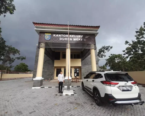 Plt Lurah DUmek, Ari Andriana saat foto didepan kantor kelurahan yang baru.(Istimewa)