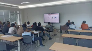 Suasana pelatihan pelatihan pekerjaan pemasangan paving block dan perkerasan aspal di Politeknik Negeri Jakarta (PNJ). (Istimewa)