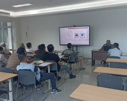 Suasana pelatihan pelatihan pekerjaan pemasangan paving block dan perkerasan aspal di Politeknik Negeri Jakarta (PNJ). (Istimewa)