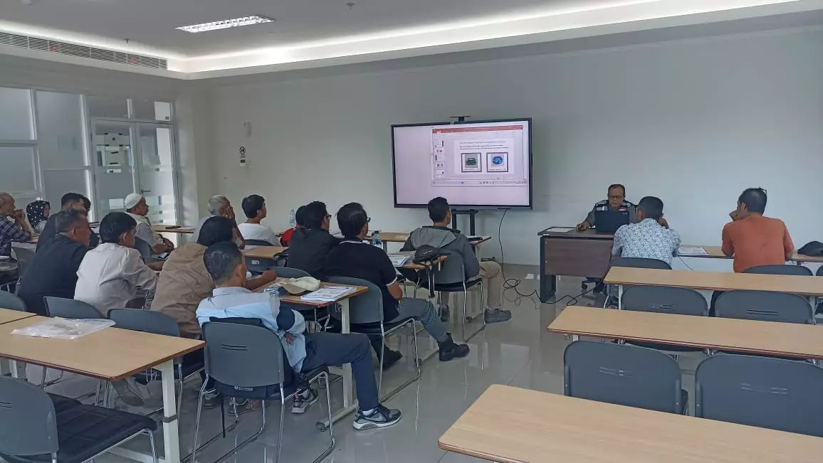 Suasana pelatihan pelatihan pekerjaan pemasangan paving block dan perkerasan aspal di Politeknik Negeri Jakarta (PNJ). (Istimewa)