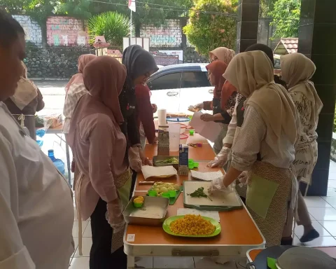 Suasana pelatihan tataboga yang berlangsung di Kantor Kelurahan Bojongsari Baru.(Istimewa)