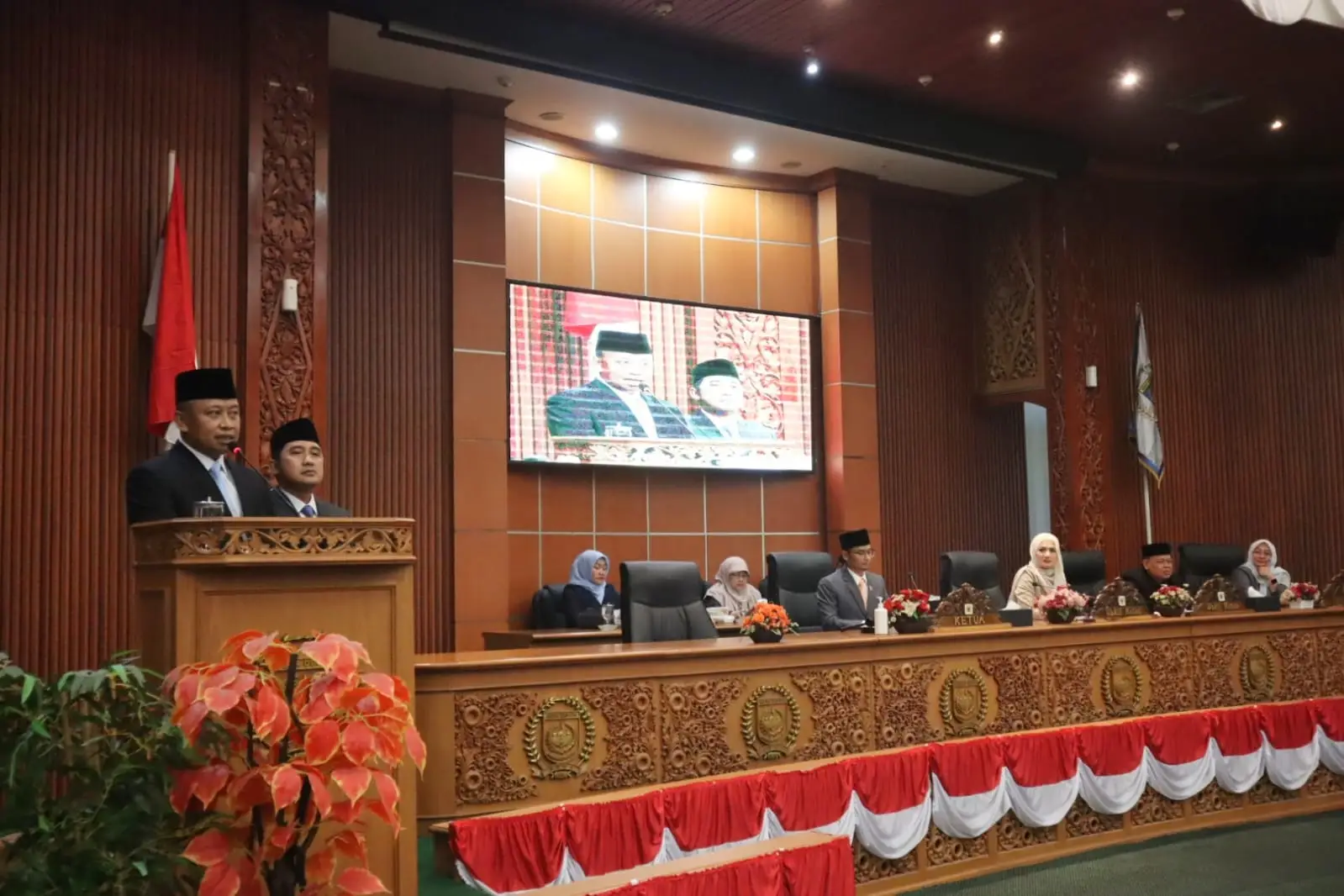 Wali Kota Depok Terpilih Periode 2025-2030, Supian Suri didampingi Wakilnya, Chandra Rahmansyah memberikan sambutan pada Rapat Paripurna di Gedung DPRD Depok.