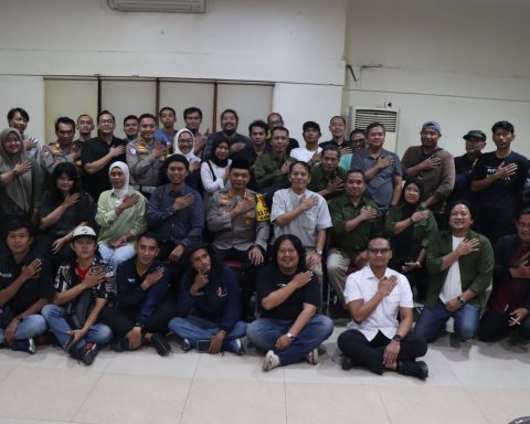 Polres Depok bersama awak media. (istimewa)