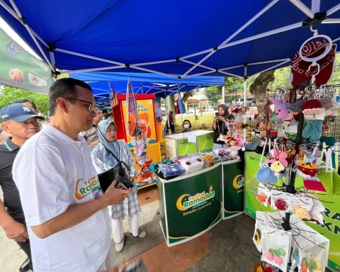 Kepala Disdagin Kota Depok, Dudi Mi'raz Imaduddin melihat aktivitas IKM Depok yang mengikuti Festival UMKM Ramadan Cemerlang di Depok Open Space, belum lama ini. (Diskominfo Depok)