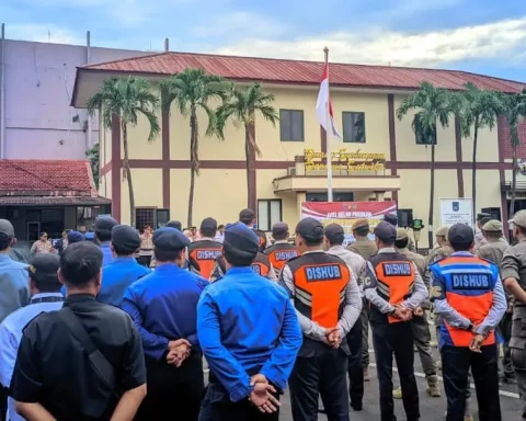 Petugas Dishub saat mengikuti arahan Polres Metro Depok pada Operasi Ketupat Jaya 2025, beberapa waktu lalu. (Istimewa)