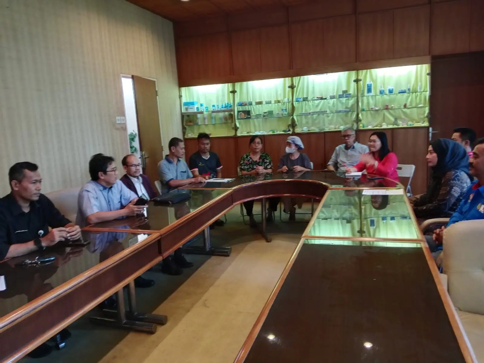 Tim Monev THR Kota Depok saat mendatangi salah satu perusahaan, beberapa waktu lalu. (Isitmewa)