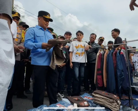 Wali Kota Depok Supian Suri meninjau pasar rakyat takbiran di Jalan Sejajar Rel, Kampung Lio.(Istimewa)