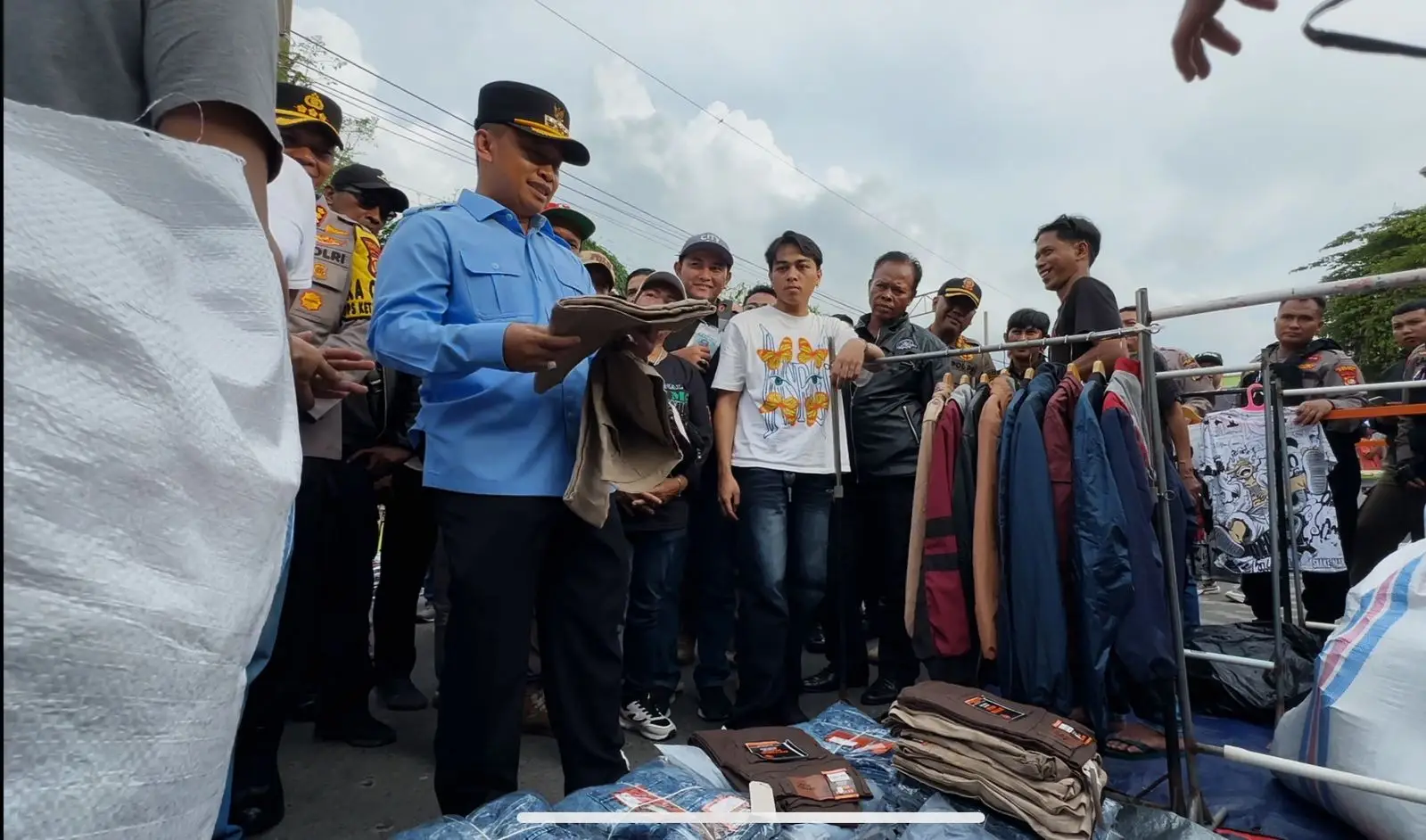 Wali Kota Depok Supian Suri meninjau pasar rakyat takbiran di Jalan Sejajar Rel, Kampung Lio.(Istimewa)