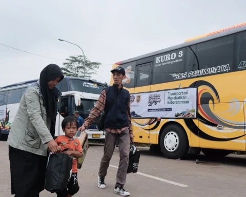 Warga Depok yang mau mudik lewat Terminal Jatijajar. (Istimewa)