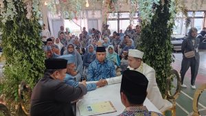 Wali Kota Depok Supian Suri menjadi saksi pernikahan di tengah kesibukannya. (Istimewa)