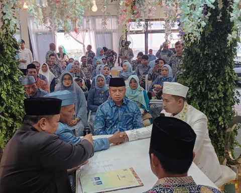 Wali Kota Depok Supian Suri menjadi saksi pernikahan di tengah kesibukannya. (Istimewa)