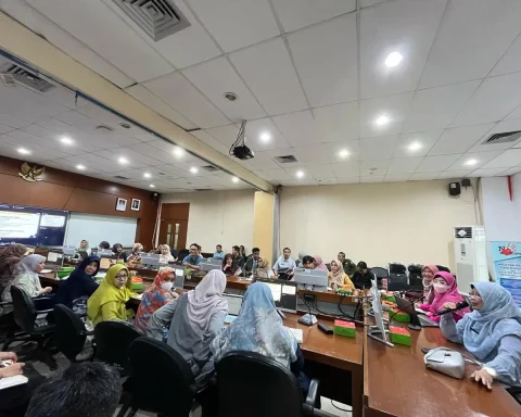 Rakor Tim GTKLA Depok persiapan verifikasi lapangan hybrid penilaian KLA 2025 di Aula Sapa Saba Gedung Dibaleka.