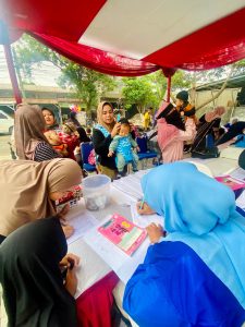para ibu mendapat edukasi dari alfamart. (istimewa)