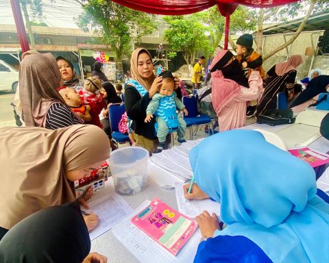 para ibu mendapat edukasi dari alfamart. (istimewa)