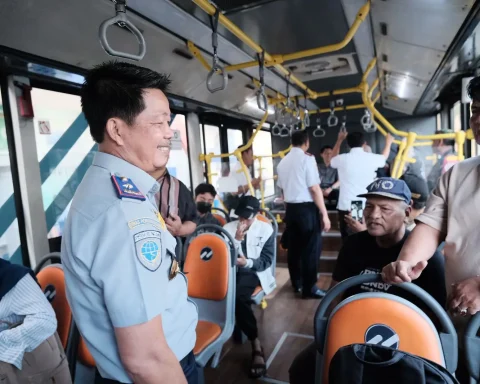 Kepala Dishub Depok, Zamrowi saat menyapa warga di bus TransJabodetabek D41.