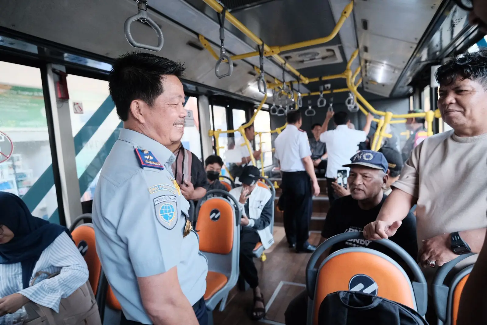 Kepala Dishub Depok, Zamrowi saat menyapa warga di bus TransJabodetabek D41.