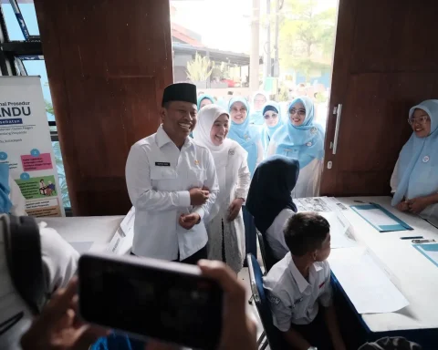Ketua TP Posyandu Kota Depok, Cing Ikah mendampingi Wali Kota Depok, Supian Suri meninjau layanan enam SPM di Posyandu Mawar 2 Kelurahan Duren Seribu, Kecamatan Bojongsari.