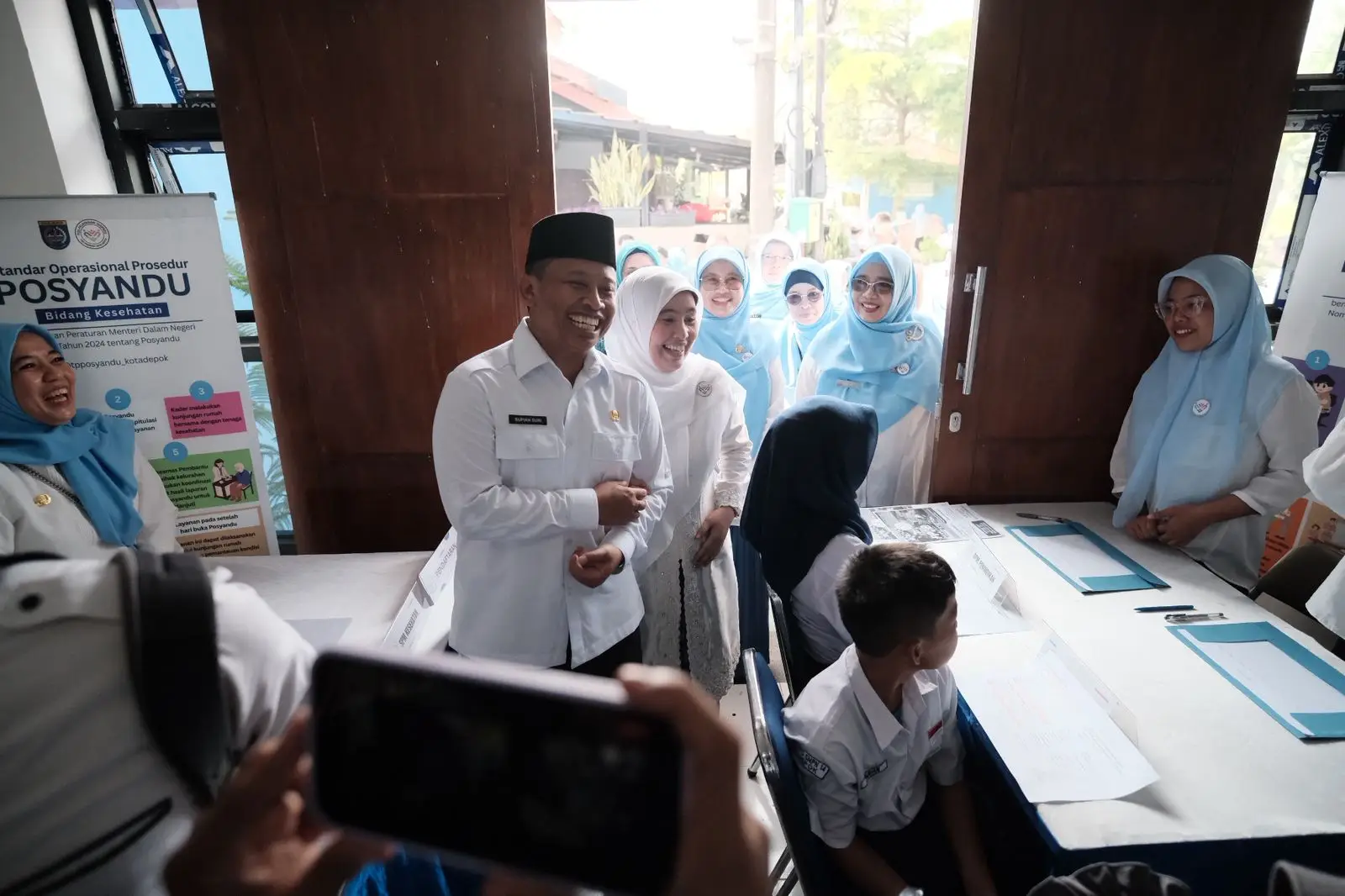 Ketua TP Posyandu Kota Depok, Cing Ikah mendampingi Wali Kota Depok, Supian Suri meninjau layanan enam SPM di Posyandu Mawar 2 Kelurahan Duren Seribu, Kecamatan Bojongsari.