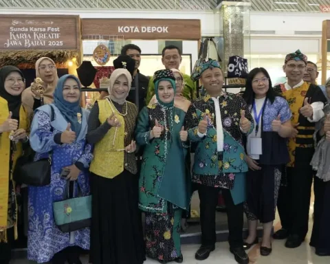 Wali Kota Depok, Supian Suri dan Ketua Dekranasda Kota Depok Siti Barkah Hasanah berkunjung ke both Dekranasda Depok yang hadir di acara Karya Kreatif Jawa Barat (KKJB) 2025