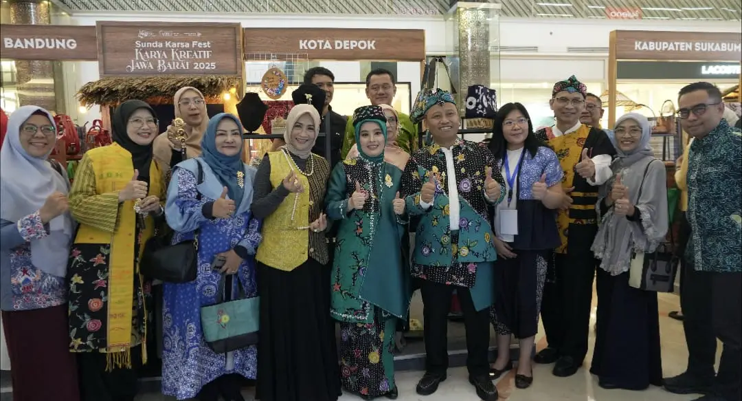 Wali Kota Depok, Supian Suri dan Ketua Dekranasda Kota Depok Siti Barkah Hasanah berkunjung ke both Dekranasda Depok yang hadir di acara Karya Kreatif Jawa Barat (KKJB) 2025
