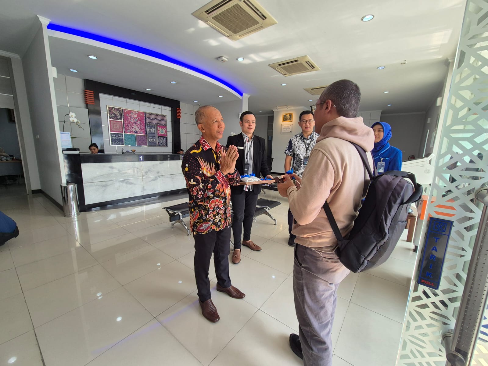 BRI memberikan layanan kepada nasabahnya di hari pelanggan nasional.