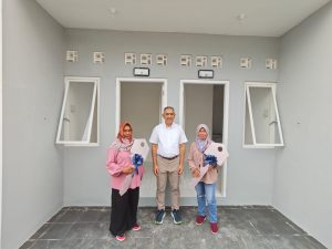 Direktur Utama PT Karabha Digdaya Trisnadi Yulrisman berfoto dengan penerima bantuan perbaikan RTLH di Solo. (Istimewa)