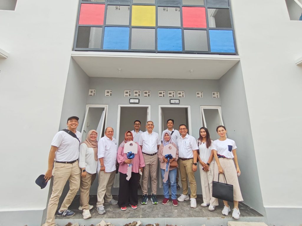 Direktur Utama PT Karabha Digdaya Trisnadi Yulrisman bersama jajaran berfoto dengan penerima bantuan perbaikan RTLH di Solo. (Istimewa)