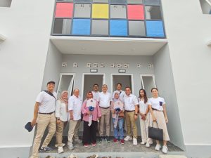 Direktur Utama PT Karabha Digdaya Trisnadi Yulrisman bersama jajaran berfoto dengan penerima bantuan perbaikan RTLH di Solo. (Istimewa)