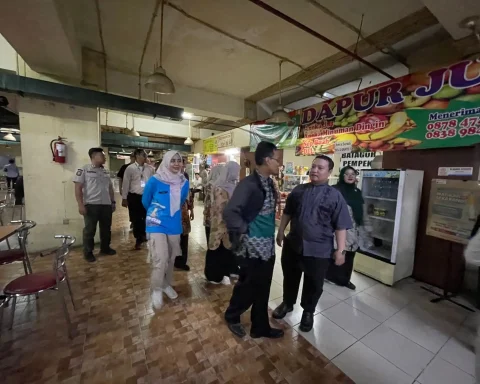 PJ sekolah saat melakukan role play praktik di lapangan terkait penerapan KTR, Jumat