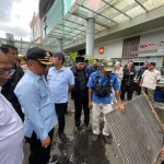 Wali Kota Depok, Supian Suri, didampingi Wakil Wali Kota, Chandra Rahmansyah, meninjau pekerjaan normalisasi saluran yang dilakukan Satuan Tugas (Satgas) Dinas Pekerjaan Umum dan Penataan Ruang (DPUPR) Kota Depok di area Depok Town Square