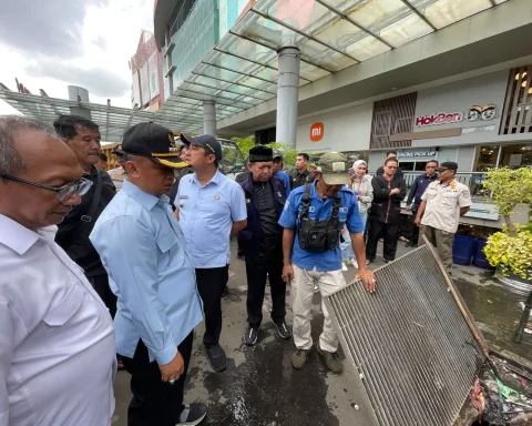 Wali Kota Depok, Supian Suri, didampingi Wakil Wali Kota, Chandra Rahmansyah, meninjau pekerjaan normalisasi saluran yang dilakukan Satuan Tugas (Satgas) Dinas Pekerjaan Umum dan Penataan Ruang (DPUPR) Kota Depok di area Depok Town Square