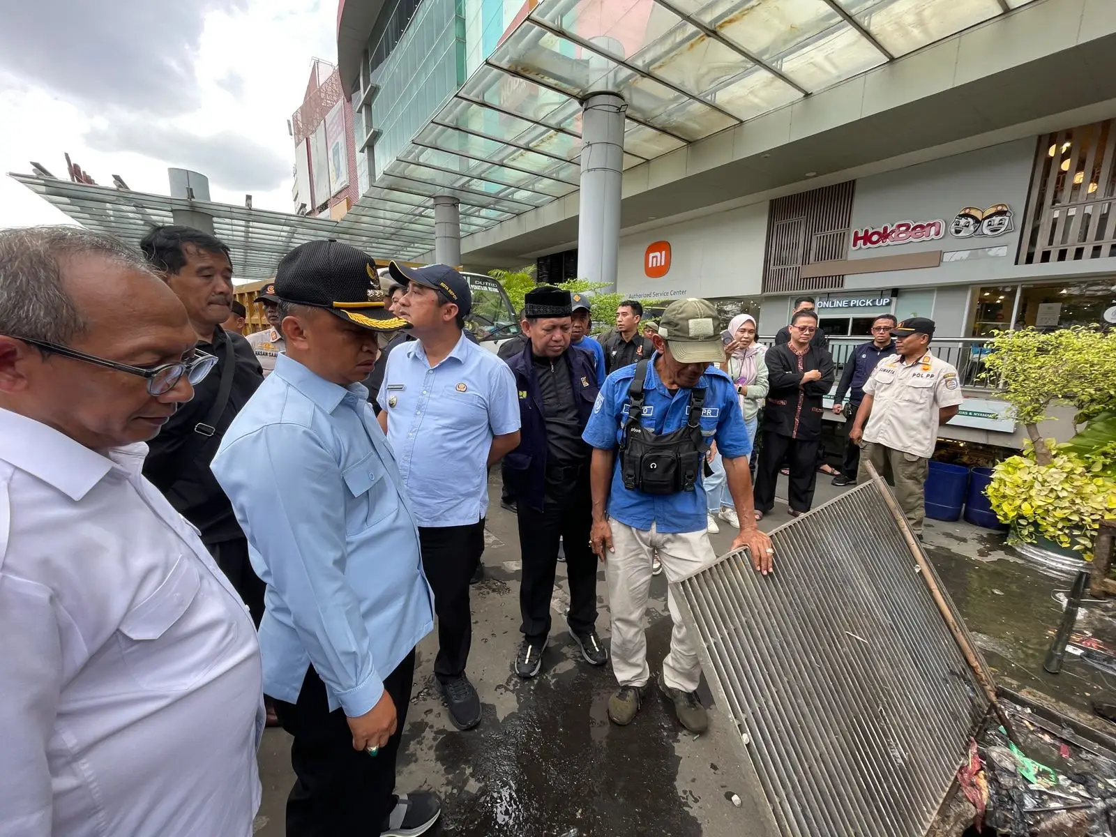 Wali Kota Depok, Supian Suri, didampingi Wakil Wali Kota, Chandra Rahmansyah, meninjau pekerjaan normalisasi saluran yang dilakukan Satuan Tugas (Satgas) Dinas Pekerjaan Umum dan Penataan Ruang (DPUPR) Kota Depok di area Depok Town Square