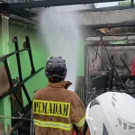 Petugas Dinas Damkar saat memadamkan api yang membakar rumah warga di Kelurahan Rangkapan Jaya Baru (Istimewa)