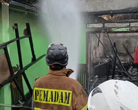 Petugas Dinas Damkar saat memadamkan api yang membakar rumah warga di Kelurahan Rangkapan Jaya Baru (Istimewa)