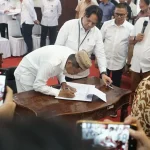 Gubernur Jabar Dedi Mulyadi melakukan penandatanganan kerjasama PSN dalam kegiatan rapat koordinasi (rakor) bersama sejumlah kepala daerah dan pelaku usaha di Aula Teratai, Balai Kota Depok,