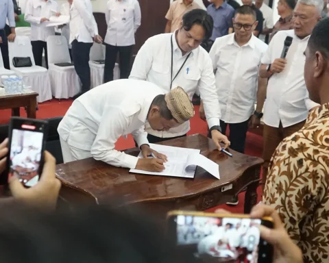 Gubernur Jabar Dedi Mulyadi melakukan penandatanganan kerjasama PSN dalam kegiatan rapat koordinasi (rakor) bersama sejumlah kepala daerah dan pelaku usaha di Aula Teratai, Balai Kota Depok,