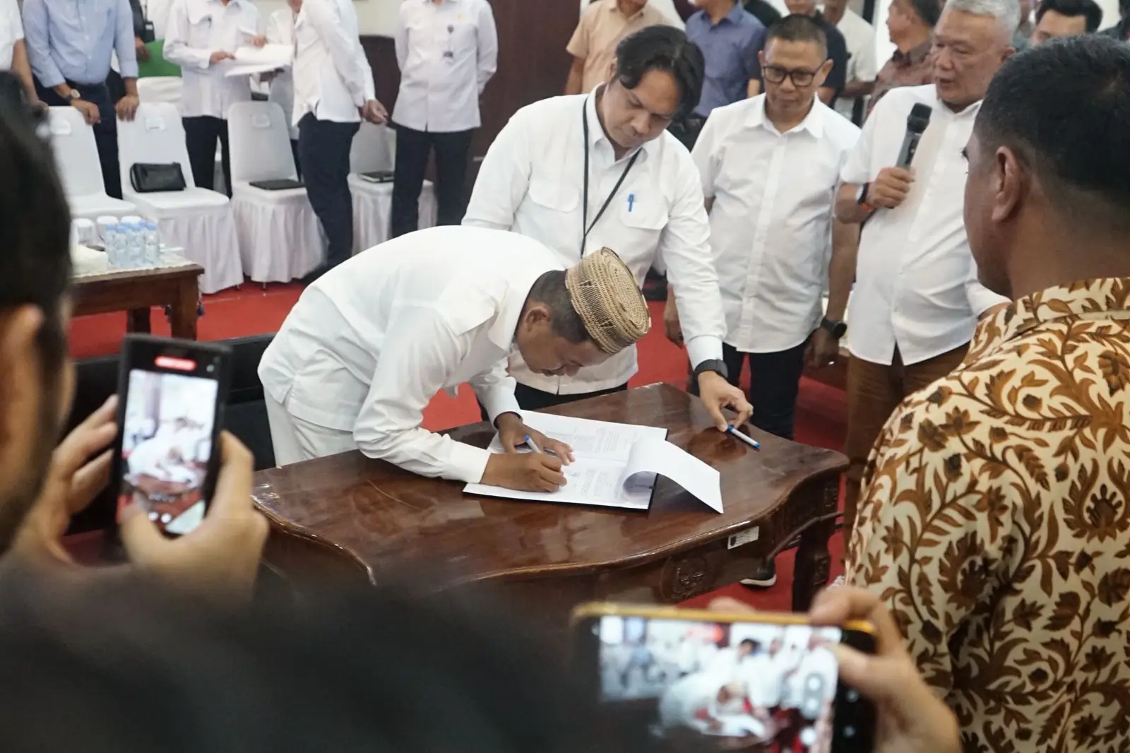Gubernur Jabar Dedi Mulyadi melakukan penandatanganan kerjasama PSN dalam kegiatan rapat koordinasi (rakor) bersama sejumlah kepala daerah dan pelaku usaha di Aula Teratai, Balai Kota Depok,