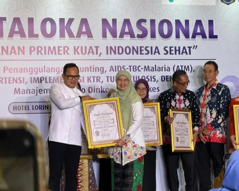 Kepala Dinkes Kota Depok, Mary Liziawati saat menerima penghargaan dari Wamendagri RI, Bima Arya pada ajang ADINKES AWARD Tahun 2025 di Hotel Lorin Dwangsa, Kota Surakarta,