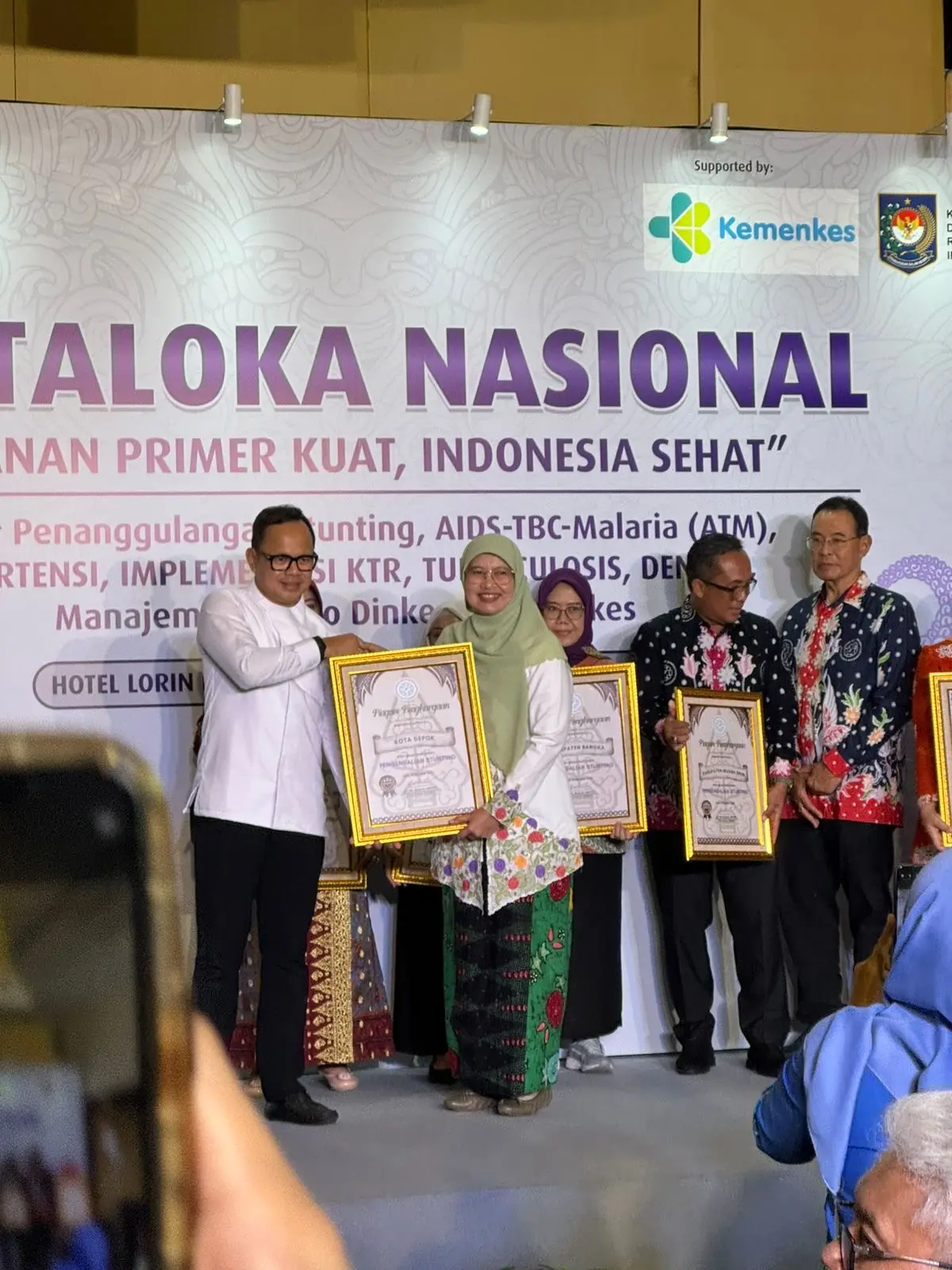 Kepala Dinkes Kota Depok, Mary Liziawati saat menerima penghargaan dari Wamendagri RI, Bima Arya pada ajang ADINKES AWARD Tahun 2025 di Hotel Lorin Dwangsa, Kota Surakarta,
