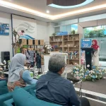 Ketua Dekranasda Kota Depok, Siti Barkah Hasanah meresmikan Toko Oleh-oleh DDM di Kantor PT Tirta Asasta di Jalan Legong Raya, Kecamatan Sukmajaya, Jumat